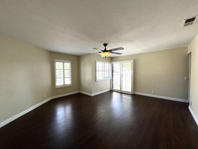 Building Photo - Spacious End Unit Home with 2 Master Suite...