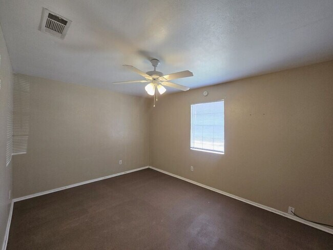 Building Photo - 606 Westview Cir