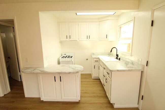 Building Photo - Midtown Ventura Studio with Great Amenities!