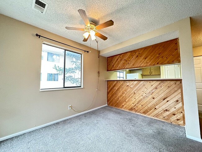 Building Photo - Free Rent Available - Spacious 1 Bedroom C...