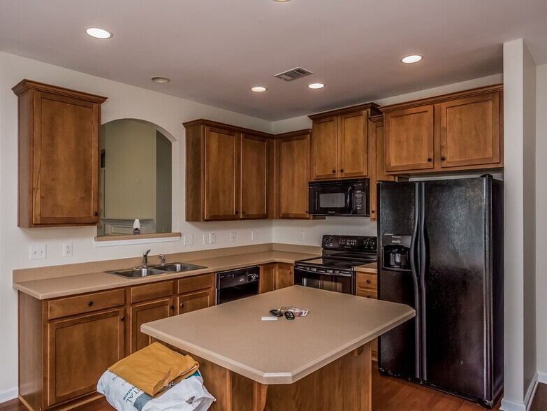 Building Photo - 92 Majestic Dr