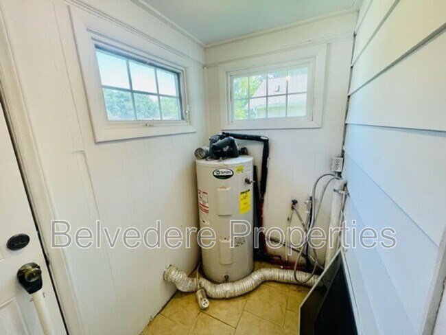 Building Photo - 810 Elwell Ave