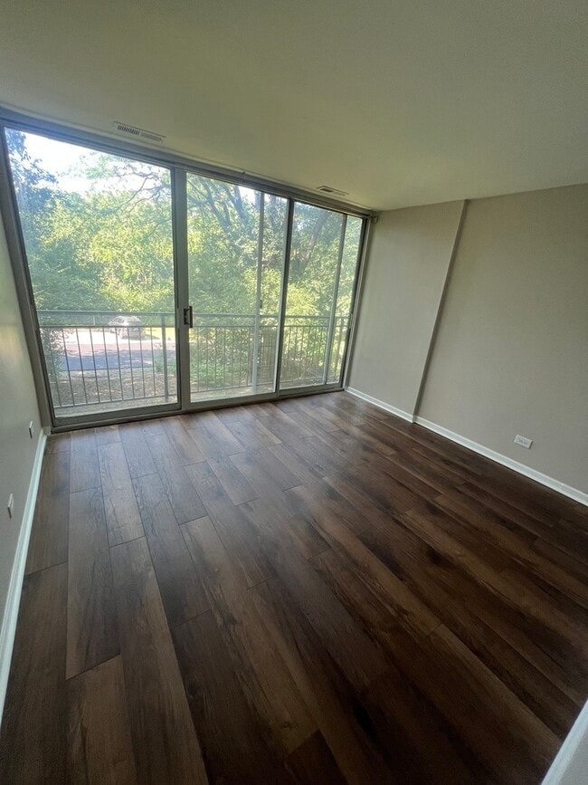 Building Photo - 5800 Oakwood Dr