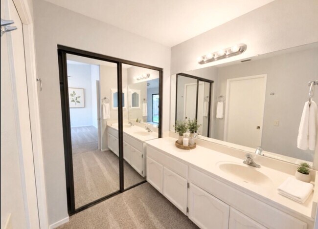 Building Photo - Remodeled 3 Bedroom Home in Roseville for Rent
