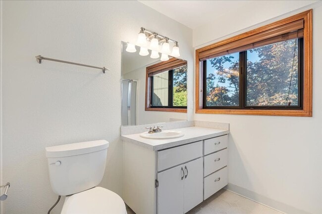 Building Photo - Lovely 3 bedroom, 2.5 bath townhouse with ...