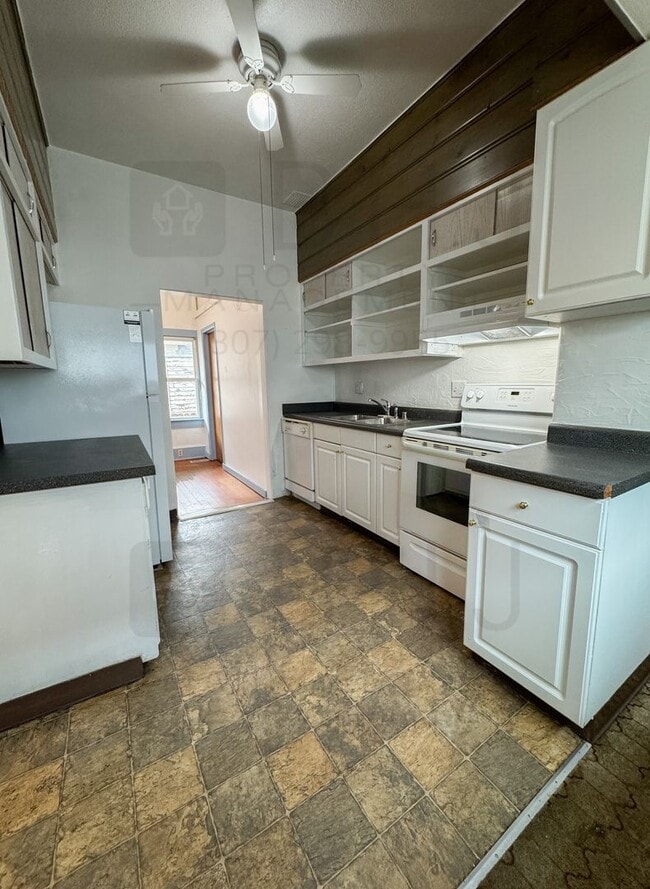 Building Photo - PET FRIENDLY 1 BEDROOM UNIT. INCLUDES UTILITIES AND STORAGE