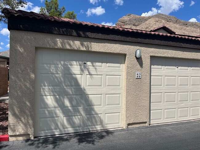 Building Photo - Cozy 2 Bedroom 2 Bathroom Condo in Gated C...