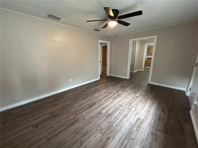 Building Photo - 905 Pansy Ct