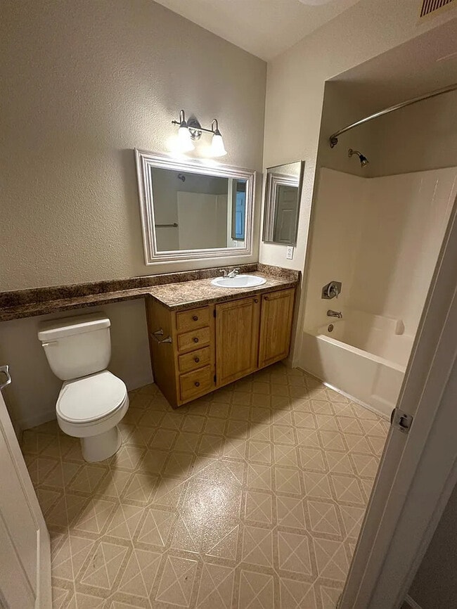 Building Photo - Beautiful 2 Bedroom 2 Bathroom in Roseville!