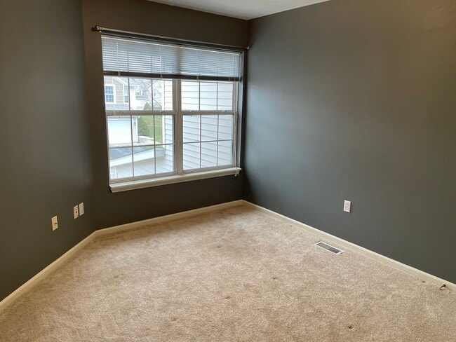 Building Photo - 3 bed / 3.5 bath Grand Ridge townhome avai...