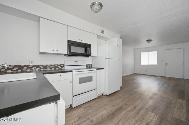 Building Photo - 2049 W Hayward Ave