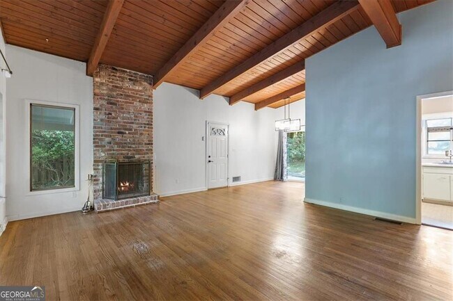 Building Photo - 2627 Woodacres Rd NE