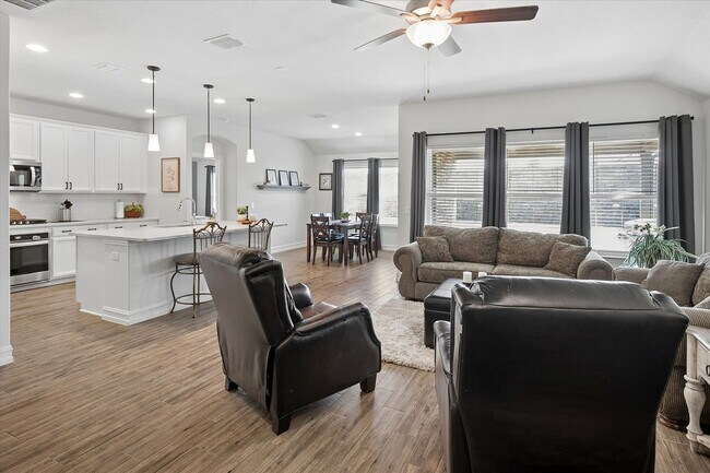 Building Photo - Immaculate 3 Bed, 2 Bath