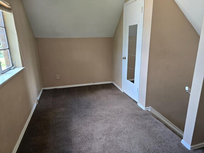 Building Photo - 5110 Chantilly Dr
