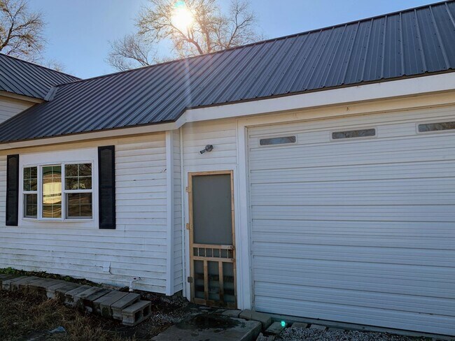 Building Photo - 2 Bed 1 Bath with Attached Garage