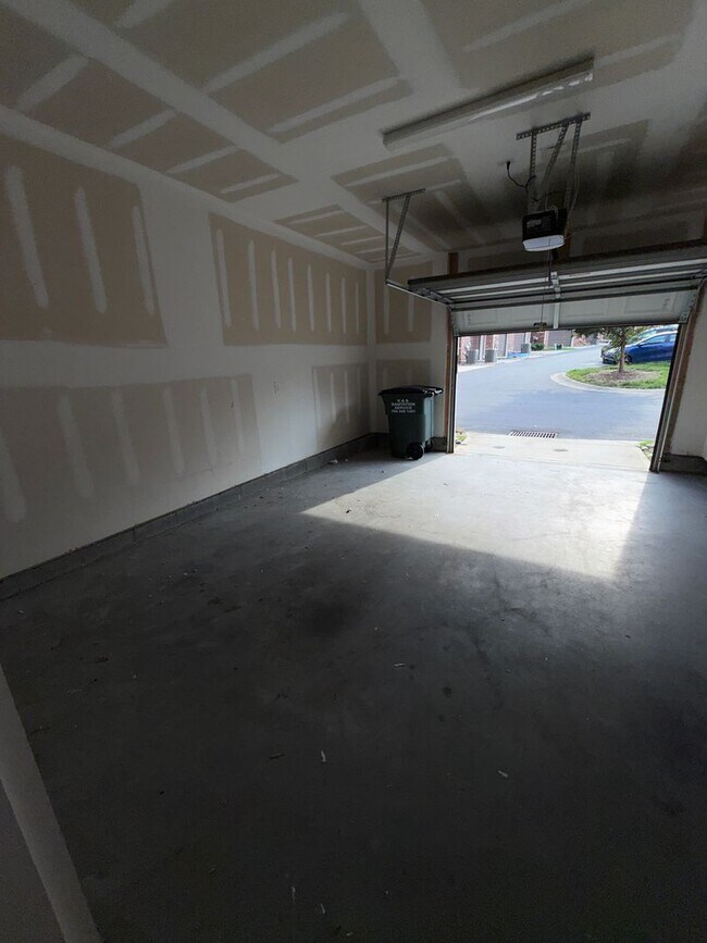 Building Photo - Beautiful Townhome in Charlotte