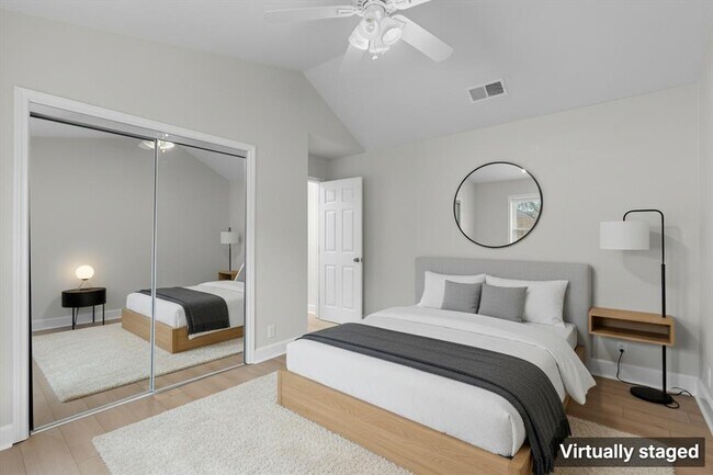 Building Photo - 2215 Post Rd