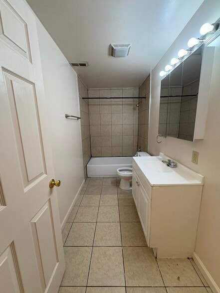 Building Photo - 4425 Thompson Dr