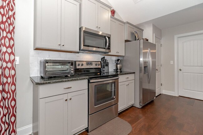 Building Photo - 4 Bedroom 2 Bath Canterbury Farms