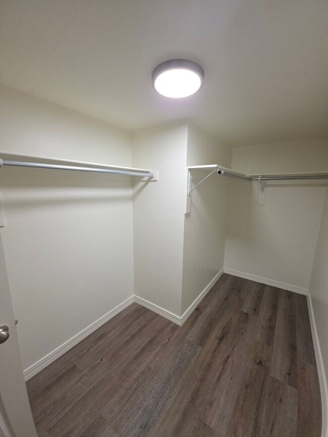 Building Photo - 709 W 13th St