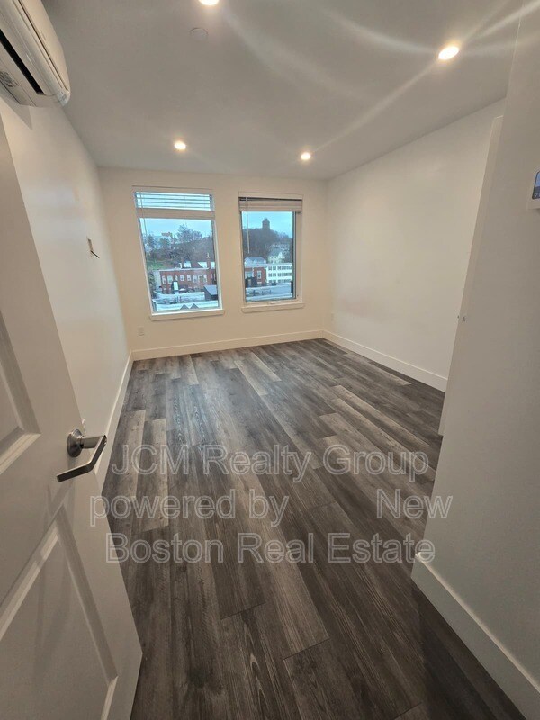 Building Photo - 585 Essex St