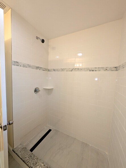 Building Photo - 5 Lowell Cir