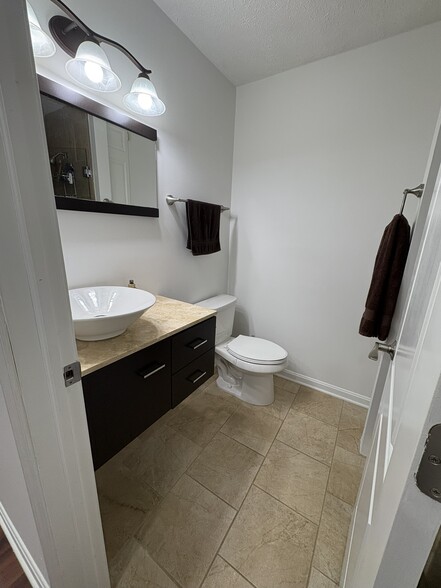 Secondary bathoom - 8615 Scenicview Dr