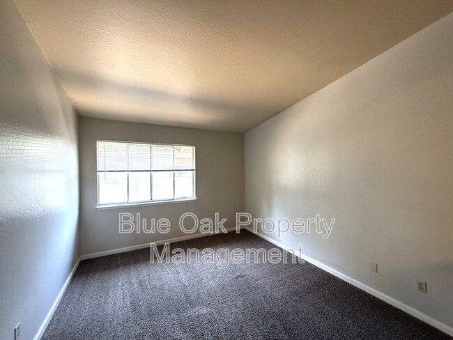 Building Photo - 390 Ash St