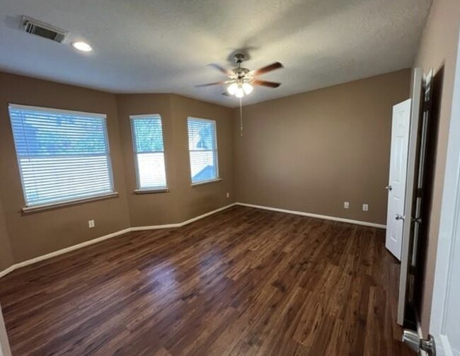 Large Master Bedroom with plenty of windows - 3511 Misty View Ln