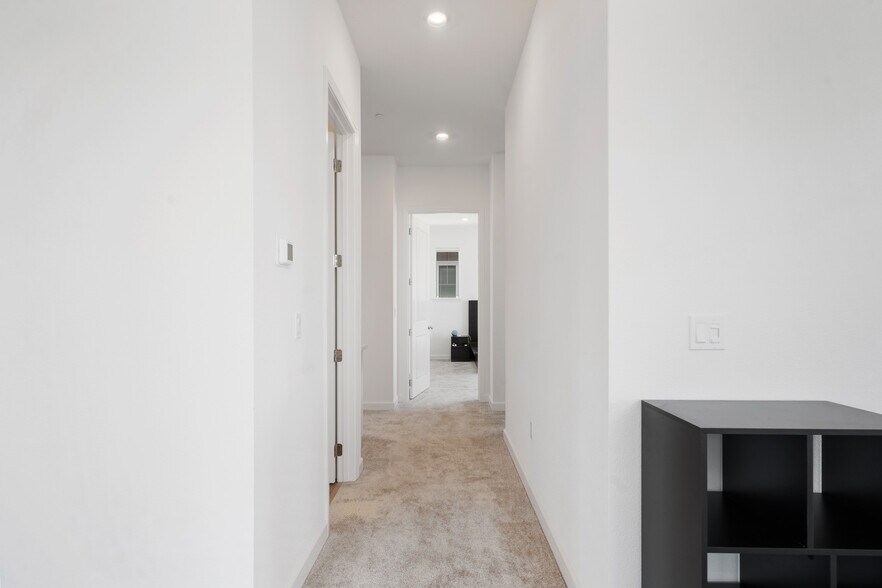 Building Photo - 2430 Shore Vis