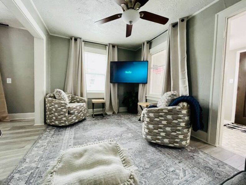 Building Photo - 926 N Walts Ave