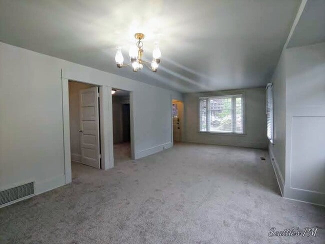 Building Photo - 843 NE 56th St