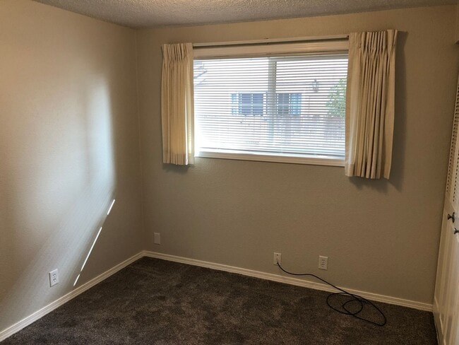 Building Photo - Updated 3 bedroom 1.5 bathroom house in Springfield!