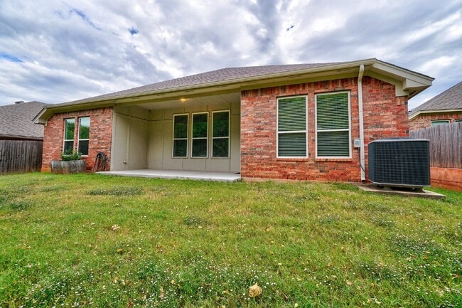 Building Photo - 3900 Sierra Vista Way