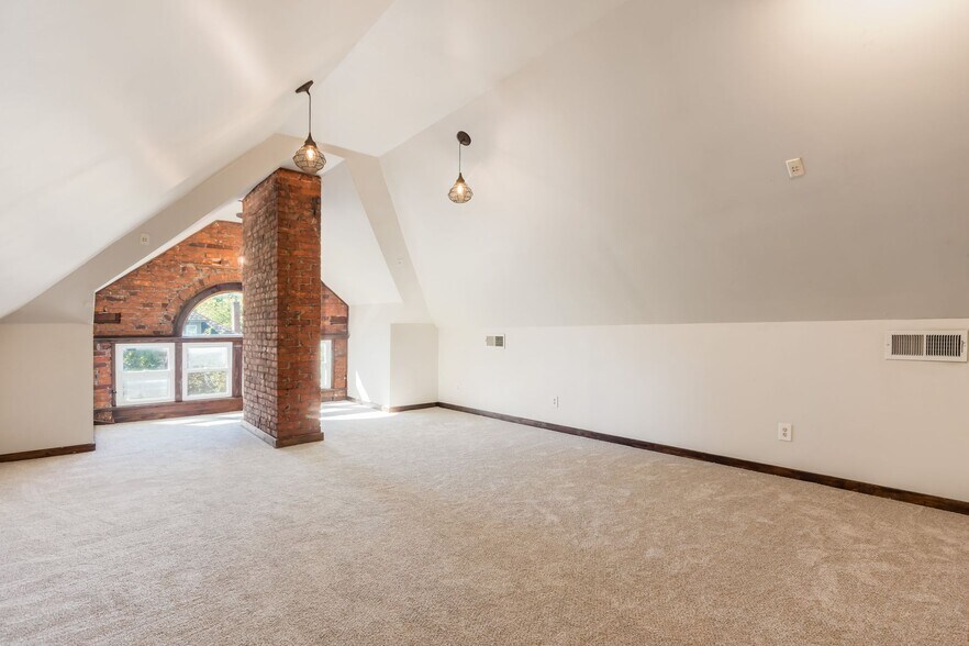 Building Photo - 254 Thurman Ave