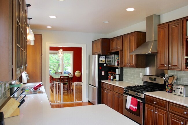 Building Photo - Beautiful Queen Anne Craftsman Home!