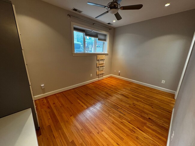 Building Photo - Columbia Heights living! 1 bedroom plus DE...