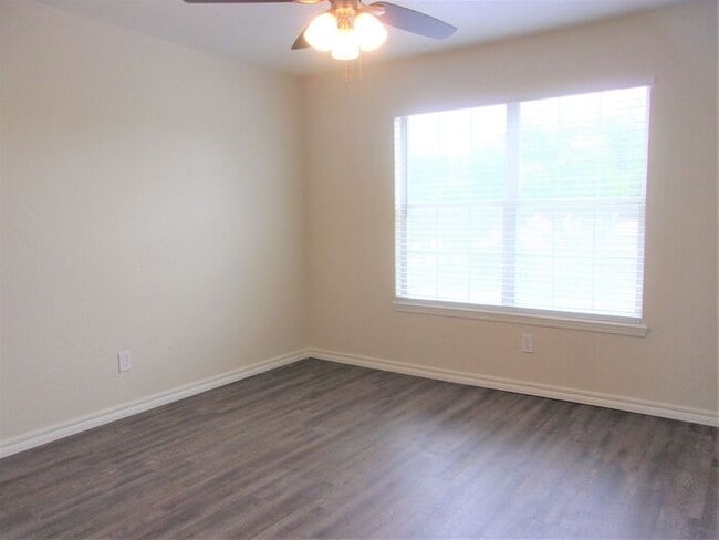 Building Photo - 2 BED 1.5 BATH TWO STORY TOWNHOUSE- WARR A...