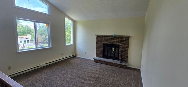 Building Photo - 3 Bedroom 1 Bath Contemporary in Amenity F...