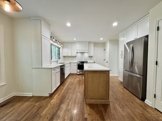 Building Photo - 1370 Buckingham Cir
