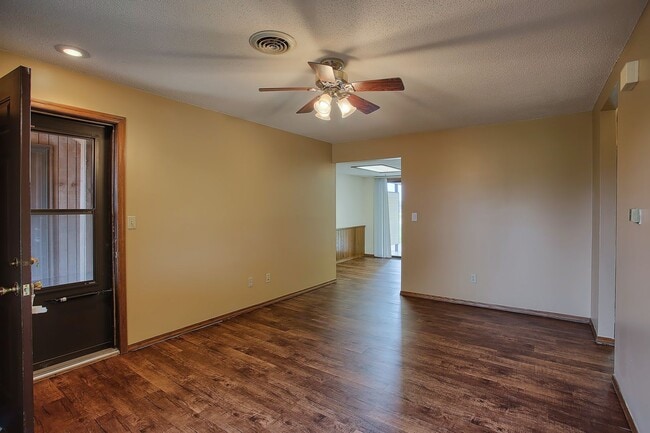 Building Photo - 2 Bedroom, 1.5 Bathroom Condo (AVAILABLE S...