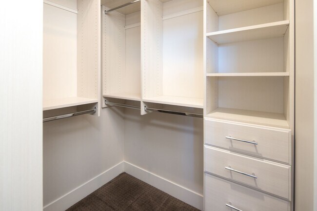 Building Photo - Downtown Executive Furnished Townhouse