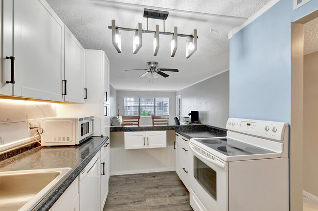 Building Photo - 1516 S Lakeside Dr