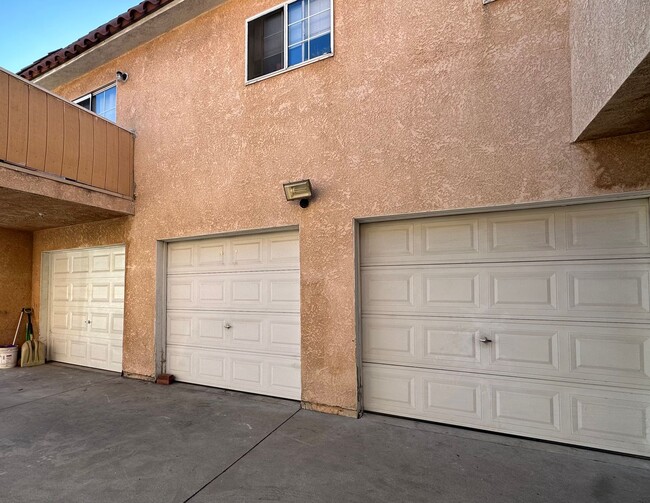 Building Photo - Huntington Beach 3 Bed 3 Bath Apartment