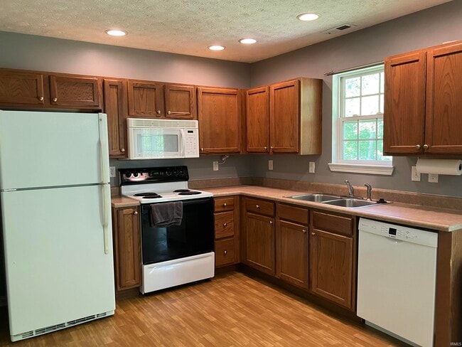 Building Photo - 8120 Cedar Point Dr