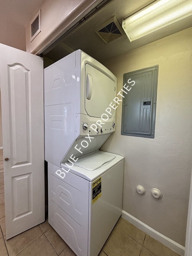 Building Photo - 322 N Hasman Dr