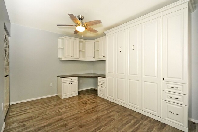 Building Photo - Beautiful townhome!