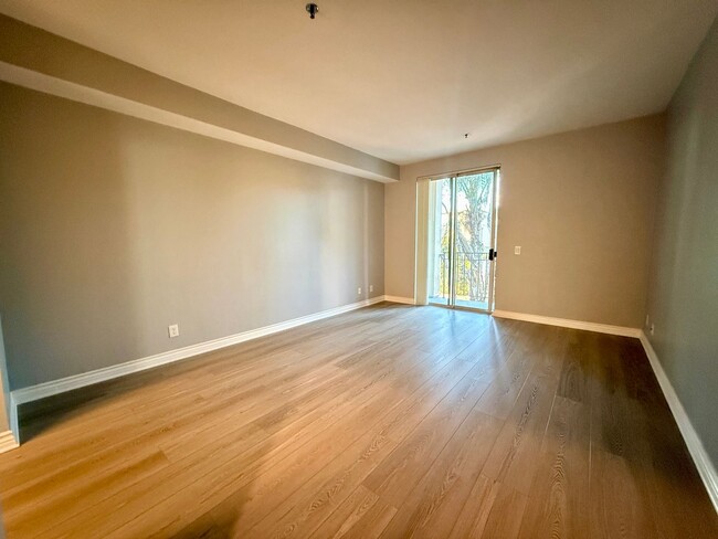 Building Photo - HUGE 2BD/2BA Bankers Hill Condo! ASSIGNED GARAGE PARKING! POOL!