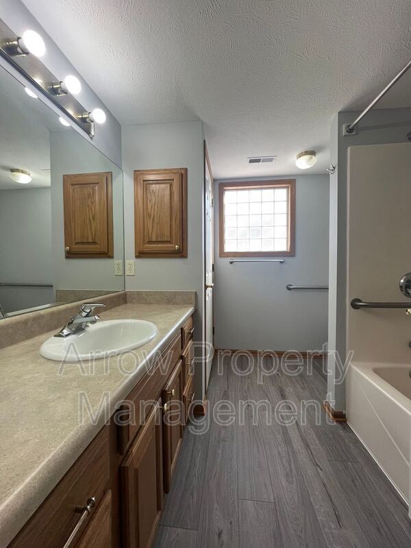 Building Photo - 525 Oak Rd