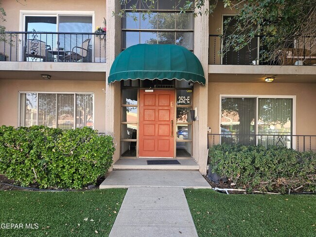 Primary Photo - 252 Shadow Mountain Dr